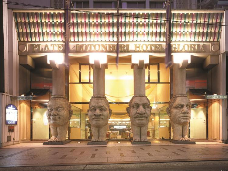 正面玄関の「四体の像」で記念撮影は必須！外国人にも大人気の「なんば道頓堀ホテル」でミナミにキタに、大阪市内の観光めぐりを存分に満喫しよう！