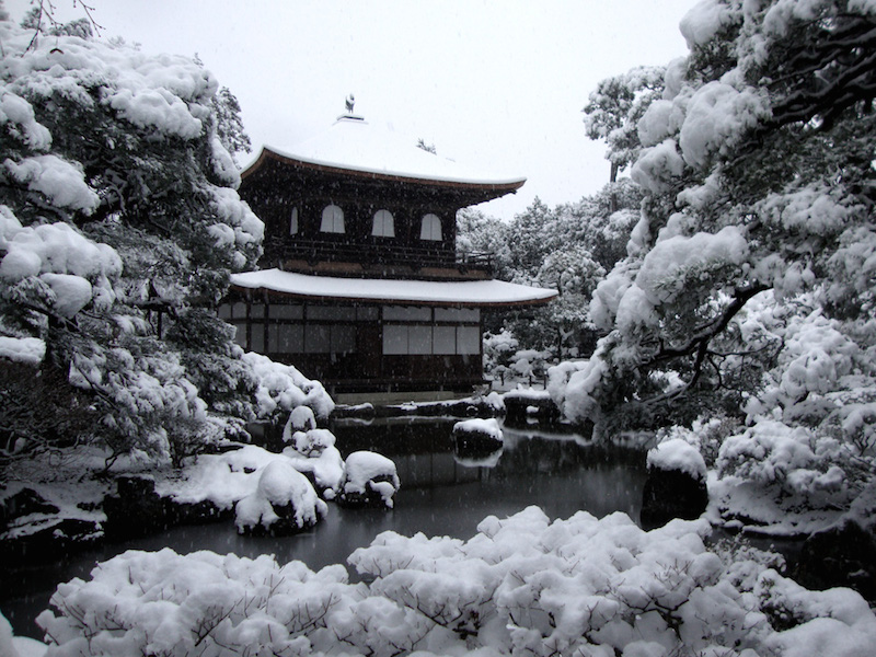 冬の銀閣寺の雪化粧