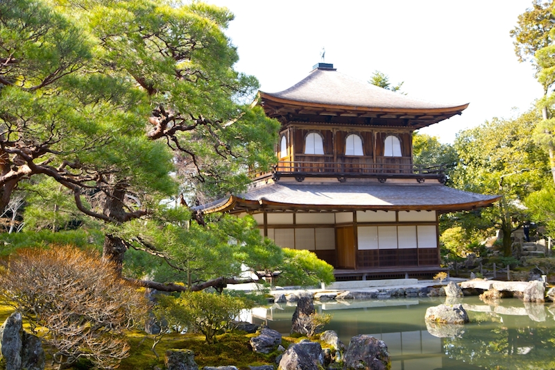 京都を代表する世界文化遺産「銀閣寺（慈照寺）」！見事な庭園と池に写り込む国宝の銀閣の美しさを体感しよう。