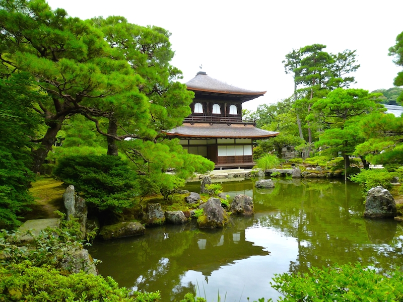庭園の池に写り込む銀閣寺