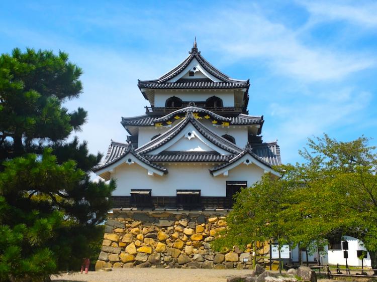 春は桜、秋は紅葉で有名な国宝に選ばれている滋賀のお城「彦根城」！築城400年の歴史と見どころをご紹介！