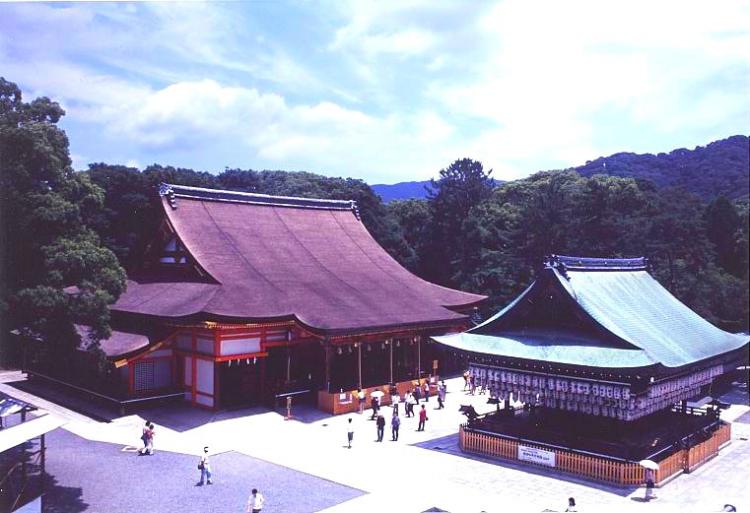 八坂神社の本殿と舞殿