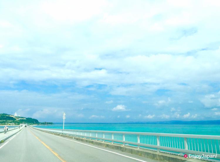 感動！古宇利大橋から見る絶景ブルーの世界！古宇利島を眺めながら沖縄らしい海の上のドライブを体験しよう！