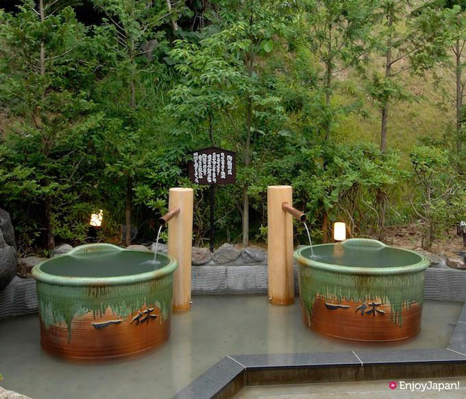 露天風呂滝の湯の陶器の湯