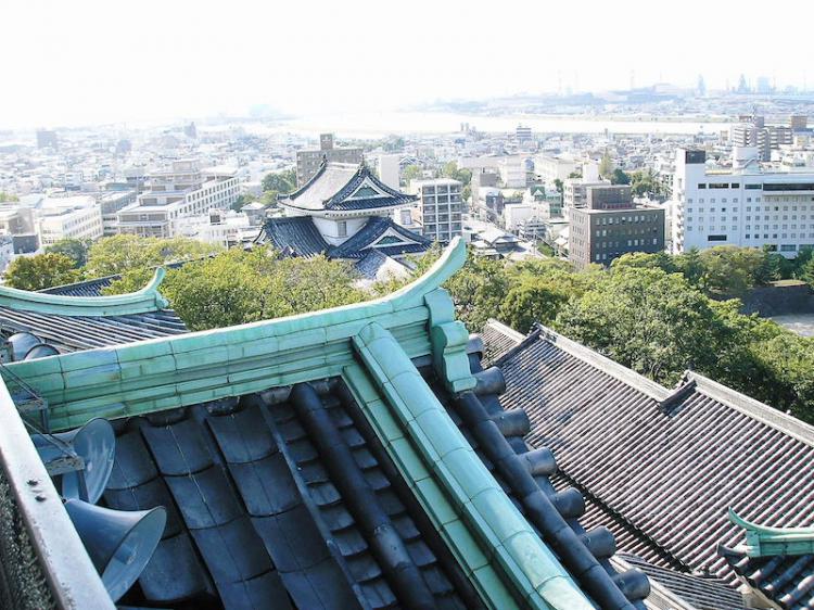 和歌山城の天守閣からの和歌山市内の眺め